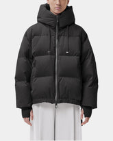 Duno Heka M – Piumino corto oversize in raso tecnico con cappuccio