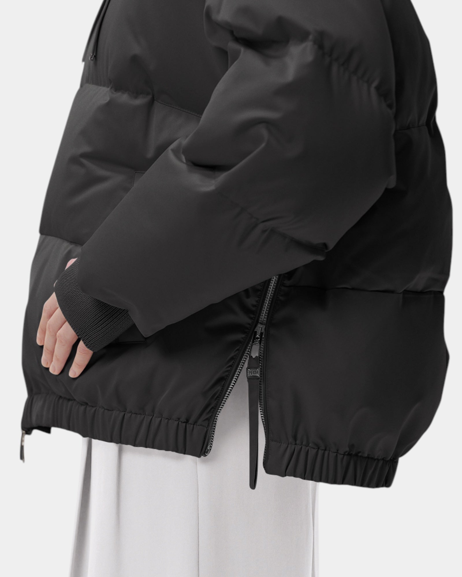 Duno Heka M – Piumino corto oversize in raso tecnico con cappuccio